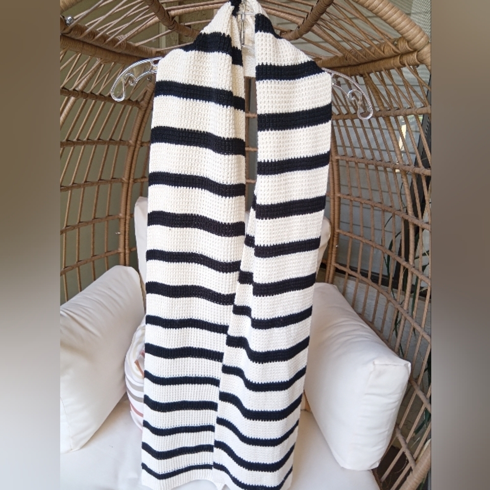Classic GAP Black and Cream Striped Knit Scarfx